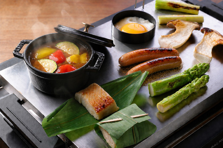 ホットプレートで焼く ソーセージ、季節のお魚、お野菜、目玉焼き